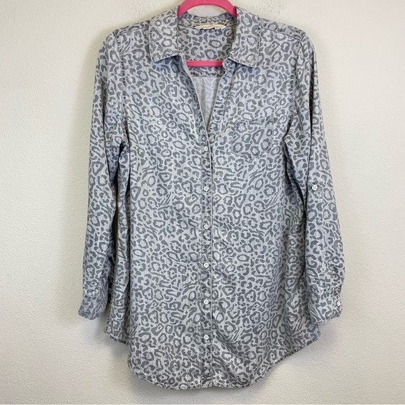 Soft Surroundings Chambray Cheetah Print Roll Tab Sleeve Button Up Grey Size M - Picture 1 of 7